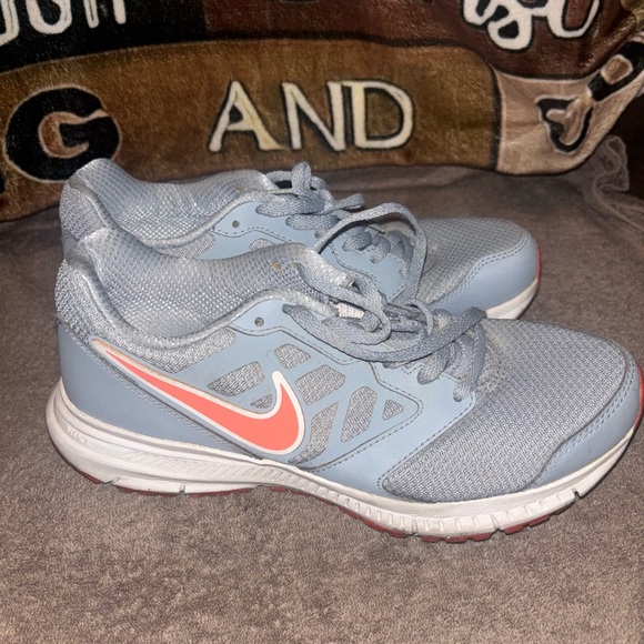 Nike Women Light Gray and Coral Sneakers - Picture 2 of 7